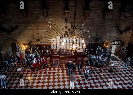 WARWICK, GROSSBRITANNIEN - 15. SEPTEMBER 2014: Dies ist die große Halle von Warwick Castle, mit mittelalterlichen Waffen und Ritterpanzerung. Stockfoto