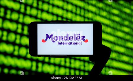 In dieser Fotoabbildung wird das Logo von Mondelez International auf dem Bildschirm eines Mobiltelefons angezeigt. Stockfoto