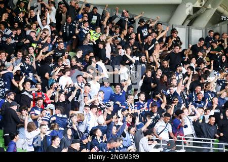 Melbourne, Victoria, Australien. 18. Februar 2023. MELBOURNE, AUSTRALIEN - 18. FEBRUAR: Melbourne Victory Fans feiern, dass sie gegen Melbourne City beim A-League-Männerspiel im AAMI Park am 18. Februar 2023 in Melbourne, Australien Punkten (Kreditbild: © Chris Putnam/ZUMA Press Wire) – NUR REDAKTIONELLE VERWENDUNG! Nicht für den kommerziellen GEBRAUCH! Stockfoto