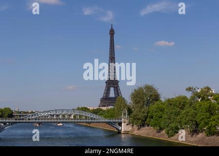 Anblick von Pont Rouelle und Eiffelturm in Paris im Sommer/Tag Stockfoto