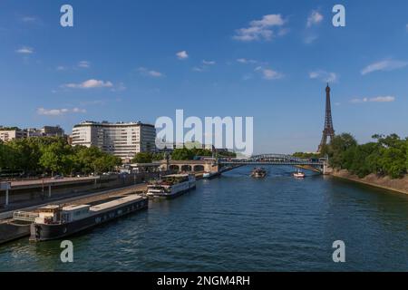 Anblick der seine und des Eiffelturms in Paris am Sommertag Stockfoto