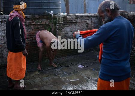 Kathmandu, Nepal. 18. Februar 2023. Am 18. Februar 2023 in Kathmandu, Nepal. Sadhu, die heilige Persönlichkeit und Anhänger von Lord Shiva, wird bei einer Dusche anlässlich des „Maha Shivarbath“-Festivals auf dem Gelände des Pashupatinath-Tempels, der zum UNESCO-Weltkulturerbe gehört, gezeigt. (Foto: Abhishek Maharjan/Sipa USA) Guthaben: SIPA USA/Alamy Live News Stockfoto