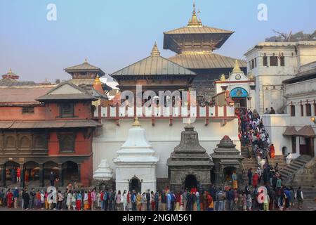 Kathmandu, Nepal. 18. Februar 2023. Am 18. Februar 2023 in Kathmandu, Nepal. Hindu-Anhänger versammeln sich anlässlich des Festivals „Maha Shivarbath“ auf dem Gelände des zum UNESCO-Weltkulturerbe gehörenden Pashupatinath-Tempels. Hunderttausende Anhänger aus der Nation und dem Nachbarland besuchen das Gelände des Pashupatinath-Tempels, der das jährliche Festival für lord shiva feiert. (Foto: Abhishek Maharjan/Sipa USA) Guthaben: SIPA USA/Alamy Live News Stockfoto