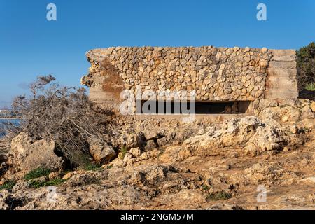 Allgemeiner Blick auf einen Betonbunker aus dem Spanischen Bürgerkrieg an der felsigen Küste der Insel Mallorca, Spanien Stockfoto