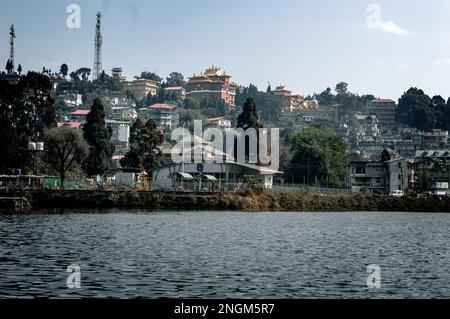 Seeblick aus der Ferne. Querformat. Mirik Darjeeling Westbengalen Indien Südasiatisch-Pazifischer Raum 28. Dezember 2022 Stockfoto