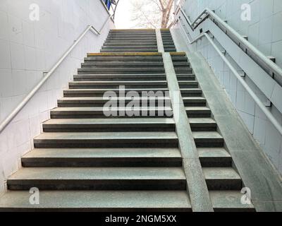 Schritte nahe an der Aufwärtsbewegung. Nahaufnahme der Konstruktion einer alten Steintreppe, die nach oben geht. Stockfoto