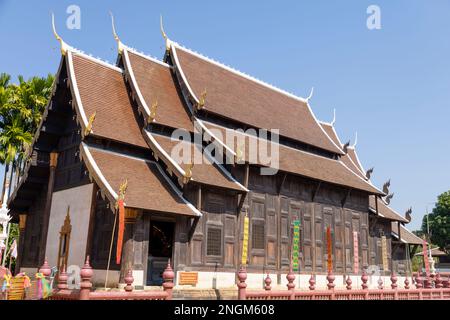 Chiang Mai, Thailand - 16. Januar 2023: Hölzerne Vihara des antiken buddhistischen Tempels von Wat Phantao Stockfoto