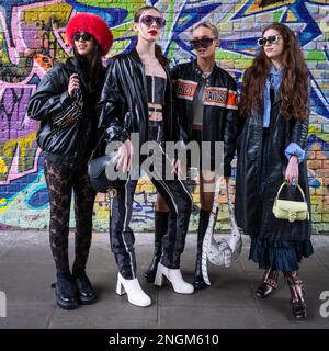 London, Großbritannien. 18. Februar 2023 Fashionistas außerhalb von Fashion Scout während der London Fashion Week (LFW), wo Kreationen für Herbst/Winter 2023 (AW23) von aufstrebenden Designern gezeigt werden. Die fünftägige Veranstaltung umfasst Laufsteg-Shows, Präsentationen und andere Veranstaltungen von mehr als 116 Designern aus der Hauptstadt. Kredit: Stephen Chung / Alamy Live News Stockfoto