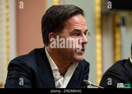 Kiew, Ukraine. 17. Februar 2023. Niederländischer Ministerpräsident Mark Rutte während eines erweiterten bilateralen Treffens mit dem ukrainischen Präsidenten Wolodymyr Zelenskyy im Marijinsky-Palast am 17. Februar 2023 in Kiew, Ukraine. Rutte betonte seine Unterstützung für die Ukraine, bot jedoch keine Zusagen zu zusätzlicher militärischer Hilfe an. Kredit: Ukrainischer Ratsvorsitz/Pressestelle Des Ukrainischen Präsidenten/Alamy Live News Stockfoto