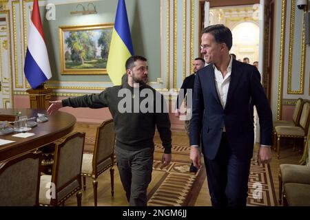 Kiew, Ukraine. 17. Februar 2023. Der niederländische Premierminister Mark Rutte, rechts, wird vom ukrainischen Präsidenten Wolodymyr Zelenskyy, links, zu bilateralen Gesprächen im Marijinsky-Palast am 17. Februar 2023 in Kiew, Ukraine, begleitet. Rutte betonte seine Unterstützung für die Ukraine, bot jedoch keine Zusagen zu zusätzlicher militärischer Hilfe an. Kredit: Ukrainischer Ratsvorsitz/Pressestelle Des Ukrainischen Präsidenten/Alamy Live News Stockfoto