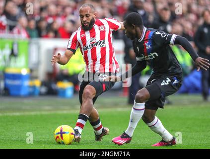 Brentfords Bryan Mbeumo (links) und Tyrick Mitchell von Crystal Palace kämpfen beim Premier League-Spiel im GTECH Community Stadium in London um den Ball. Foto: Samstag, 18. Februar 2023. Stockfoto