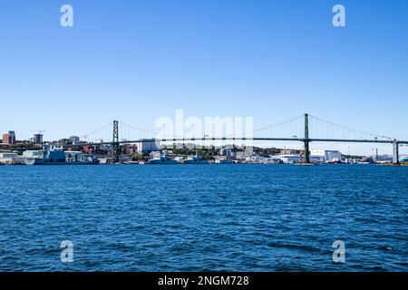 Angus L. Macdonald Bridge, Blick von der Fähre - Halifax, Nova Scotia, Kanada Stockfoto