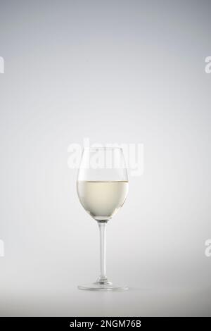 Weißwein in einem Weinglas Stockfoto