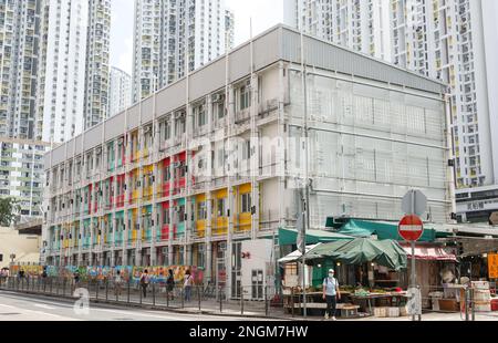 Das Übergangsprojekt Nam Cheong 220 des Hongkonger Sozialrats (HKCSS) ist in der Nam Cheong Street in Sham Shui Po zu sehen. Nam Cheong 220 ist das erste soziale Stahlbauprojekt in Hongkong, das die modulare integrierte Konstruktionstechnologie (MIC) übernommen hat. Das Projekt richtet sich an diejenigen, die seit mindestens drei Jahren auf öffentliche Mietwohnungen (PRH) gewartet haben und unzureichend untergebracht sind oder die dringend Unterstützung durch die Gemeinschaft benötigen. Es bietet ihnen ein menschenwürdiges Wohnumfeld, bevor sie das erste Angebot an Wohnungen erhalten. 05OCT22 SCMP/Yi Stockfoto