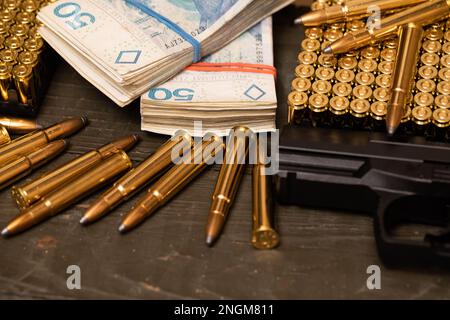 Eine Waffe zusammen mit einer Lieferung von Munition während einer Finanztransaktion. Stockfoto