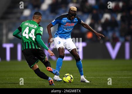 Reggio Emilia, Italien. 17. Februar 2023 Victor Osimhen von SSC Napoli tritt mit Ruan Tressoldi von US Sassuolo während des Fußballspiels Serie A zwischen US Sassuolo und SSC Napoli um den Ball an. Kredit: Nicolò Campo/Alamy Live News Stockfoto