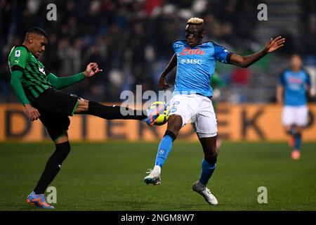 Reggio Emilia, Italien. 17. Februar 2023 Victor Osimhen von SSC Napoli tritt mit Ruan Tressoldi von US Sassuolo während des Fußballspiels Serie A zwischen US Sassuolo und SSC Napoli um den Ball an. Kredit: Nicolò Campo/Alamy Live News Stockfoto