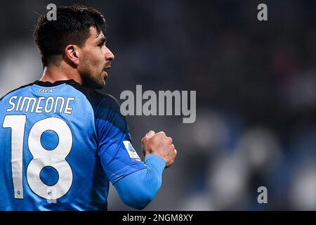 Reggio Emilia, Italien. 17. Februar 2023 Giovanni Simeone von SSC Napoli feiert während des Fußballspiels der Serie A zwischen US Sassuolo und SSC Napoli. Kredit: Nicolò Campo/Alamy Live News Stockfoto