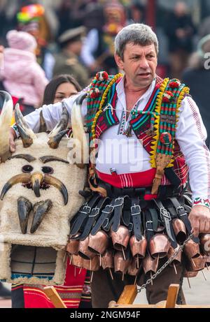 Elhovo Bulgarien Februar 18 2023: Kochgruppen und der "Djamalo", ein Brauch aus dem Dorf Malomirovo. Kuker-Rituale symbolisieren das Ende des Winters und die Ankunft des Frühlings. Heute führten Teams aus der ganzen Region rituelle Aktionen von Kukers Memebers durch, wie Pflügen, Ernten, Aussaat, Hochzeit für Gesundheit und Fruchtbarkeit. Sie setzen gruselige Masken auf ihren Kopf, hängen Klapper, Glocken und Stöcke auf und wollen böse Geister und unsaubere Kräfte vertreiben. Cliff Norton Alamy Live News Stockfoto