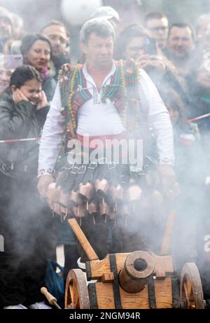 Elhovo Bulgarien Februar 18 2023: Kochgruppen und der "Djamalo", ein Brauch aus dem Dorf Malomirovo. Kuker-Rituale symbolisieren das Ende des Winters und die Ankunft des Frühlings. Heute führten Teams aus der ganzen Region rituelle Aktionen von Kukers Memebers durch, wie Pflügen, Ernten, Aussaat, Hochzeit für Gesundheit und Fruchtbarkeit. Sie setzen gruselige Masken auf ihren Kopf, hängen Klapper, Glocken und Stöcke auf und wollen böse Geister und unsaubere Kräfte vertreiben. Cliff Norton Alamy Live News Stockfoto