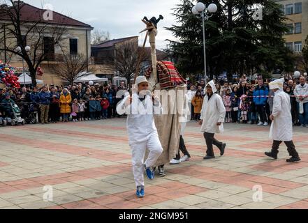 Elhovo Bulgarien Februar 18 2023: Kochgruppen und der "Djamalo", ein Brauch aus dem Dorf Malomirovo. Kuker-Rituale symbolisieren das Ende des Winters und die Ankunft des Frühlings. Heute führten Teams aus der ganzen Region rituelle Aktionen von Kukers Memebers durch, wie Pflügen, Ernten, Aussaat, Hochzeit für Gesundheit und Fruchtbarkeit. Sie setzen gruselige Masken auf ihren Kopf, hängen Klapper, Glocken und Stöcke auf und wollen böse Geister und unsaubere Kräfte vertreiben. Cliff Norton Alamy Live News Stockfoto