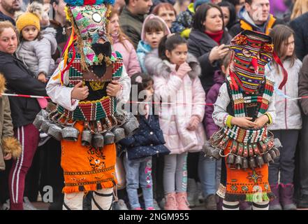 Elhovo Bulgarien Februar 18 2023: Kochgruppen und der "Djamalo", ein Brauch aus dem Dorf Malomirovo. Kuker-Rituale symbolisieren das Ende des Winters und die Ankunft des Frühlings. Heute führten Teams aus der ganzen Region rituelle Aktionen von Kukers Memebers durch, wie Pflügen, Ernten, Aussaat, Hochzeit für Gesundheit und Fruchtbarkeit. Sie setzen gruselige Masken auf ihren Kopf, hängen Klapper, Glocken und Stöcke auf und wollen böse Geister und unsaubere Kräfte vertreiben. Cliff Norton Alamy Live News Stockfoto