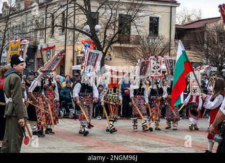 Elhovo Bulgarien Februar 18 2023: Kochgruppen und der "Djamalo", ein Brauch aus dem Dorf Malomirovo. Kuker-Rituale symbolisieren das Ende des Winters und die Ankunft des Frühlings. Heute führten Teams aus der ganzen Region rituelle Aktionen von Kukers Memebers durch, wie Pflügen, Ernten, Aussaat, Hochzeit für Gesundheit und Fruchtbarkeit. Sie setzen gruselige Masken auf ihren Kopf, hängen Klapper, Glocken und Stöcke auf und wollen böse Geister und unsaubere Kräfte vertreiben. Cliff Norton Alamy Live News Stockfoto