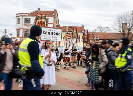 Elhovo Bulgarien Februar 18 2023: Kochgruppen und der "Djamalo", ein Brauch aus dem Dorf Malomirovo. Kuker-Rituale symbolisieren das Ende des Winters und die Ankunft des Frühlings. Heute führten Teams aus der ganzen Region rituelle Aktionen von Kukers Memebers durch, wie Pflügen, Ernten, Aussaat, Hochzeit für Gesundheit und Fruchtbarkeit. Sie setzen gruselige Masken auf ihren Kopf, hängen Klapper, Glocken und Stöcke auf und wollen böse Geister und unsaubere Kräfte vertreiben. Cliff Norton Alamy Live News Stockfoto