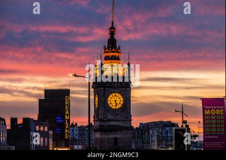 Margate, Großbritannien. 17. Februar 2023 Das Banksy-Werk befindet sich nun unter Plexiglas und soll verkauft werden, wobei die Erlöse an wohltätige Zwecke gehen. In der Zwischenzeit soll es nach Dreamland verlegt werden (auf der Vorderseite bei Sonnenuntergang abgebildet), um „seinen Schutz“ zu erhalten - Banksys neues Wandbild über häusliche Gewalt, Valentinstag Mascara, in Margate. Der Besitzer des Grundstücks rief eine Londoner Galerie an, um zu helfen, das Stück zu erhalten und zu sichern. Julian Usher, CEO von Red Eight Galleries, teilte ITV News mit, dass die Installation von Plexiglas und die Entfernung des Gefriertruhs aus Sicherheitsgründen erfolgen. Kredit: Guy Bell/Alamy Li Stockfoto