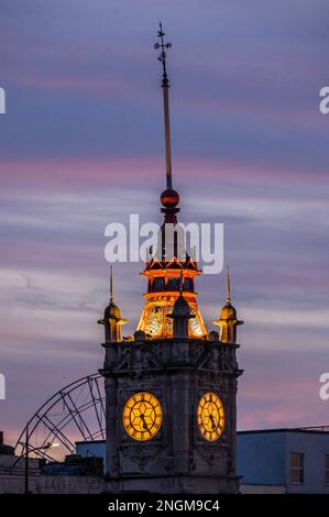 Margate, Großbritannien. 17. Februar 2023. Margate Seafront at Sunset - die Heimat von Banksys neuem Wandbild über häusliche Gewalt, Valentinstag Mascara. Kredit: Guy Bell/Alamy Live News Stockfoto