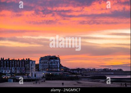 Margate, Großbritannien. 17. Februar 2023. Margate Seafront at Sunset - die Heimat von Banksys neuem Wandbild über häusliche Gewalt, Valentinstag Mascara. Kredit: Guy Bell/Alamy Live News Stockfoto