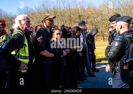 Lavaur, Frankreich. 18. Februar 2023. Eine Rebellion-Aktion im Hauptquartier von Pierre Fabre, um gegen die Autobahn A69 zu demonstrieren. Frankreich, Lavaur am 18. Februar 2023.Foto von Patricia Huchot-Boissier/ABACAPRESS.COM Kredit: Abaca Press/Alamy Live News Stockfoto