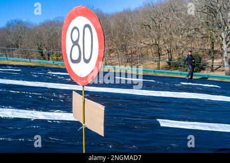 Lavaur, Frankreich. 18. Februar 2023. Eine Rebellion-Aktion im Hauptquartier von Pierre Fabre, um gegen die Autobahn A69 zu demonstrieren. Frankreich, Lavaur am 18. Februar 2023.Foto von Patricia Huchot-Boissier/ABACAPRESS.COM Kredit: Abaca Press/Alamy Live News Stockfoto