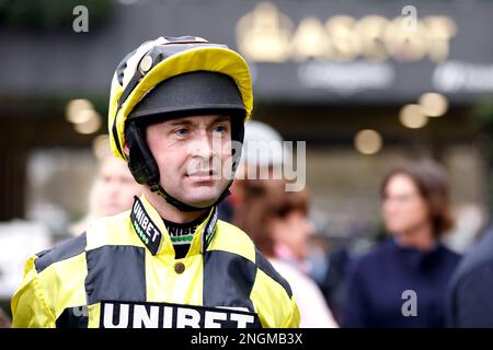 Jockey Nico de Boinville vor Betfair Ascot Chase auf der Rennbahn Ascot, Berkshire. Foto: Samstag, 18. Februar 2023. Stockfoto