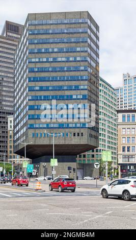 Boston Financial District: Fiduciary Trust Building, 175 Federal Street, freitragend über schmale Basis. Blick vom Dewey Square (September 2019). Stockfoto