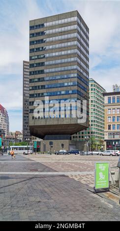 Boston Financial District: Fiduciary Trust Building, 175 Federal Street, freitragend über schmale Basis. Blick vom Dewey Square (September 2019). Stockfoto