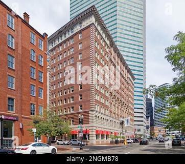 Boston Leather District: Plymouth Rock Building, ehemaliges Hotel Essex, von South Station aus gesehen. Weiße Ziegelsteinbasis und Kätzchen geben den Anschein von Stein. Stockfoto