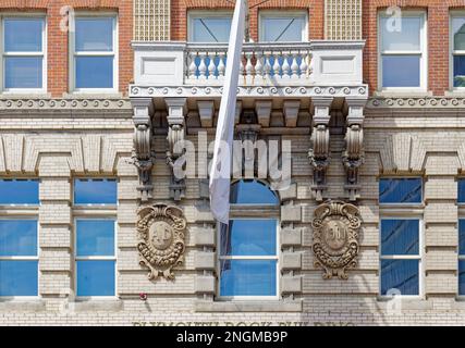 Boston Leather District: Plymouth Rock Building, ehemaliges Hotel Essex, von South Station aus gesehen. Weiße Ziegelsteinbasis und Kätzchen geben den Anschein von Stein. Stockfoto