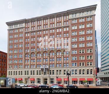 Boston Leather District: Plymouth Rock Building, ehemaliges Hotel Essex, von South Station aus gesehen. Weiße Ziegelsteinbasis und Kätzchen geben den Anschein von Stein. Stockfoto