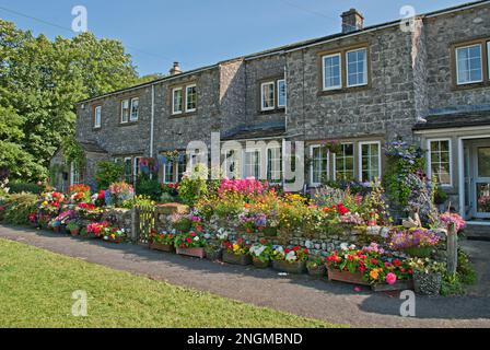 Eine erstaunliche Blumenausstellung in Langcliffe Garth, Kettlewel, Yorkshire Dales scheint gut mit dem jährlichen Vogelscheuchen-Festival zusammenzutreten. Stockfoto