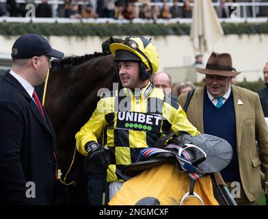 Ascot, Berkshire, Großbritannien. 18. Februar 2023. Pferd Shishkin, geritten vom Jockey Nico de Boinville, gewinnt die Betfair Ascot Steeple Chase auf der Ascot Racecourse. Trainer Nicky Henderson, Lambourn. Die Besitzerin Mrs J. Donnelly. Kredit: Maureen McLean/Alamy Live News Stockfoto