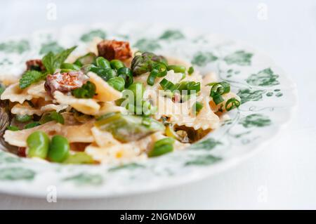 Frühling-Menü mit frischen Bohnen, grünem Spargel, Farfalle und würzigen Tofu Stücke. Stockfoto