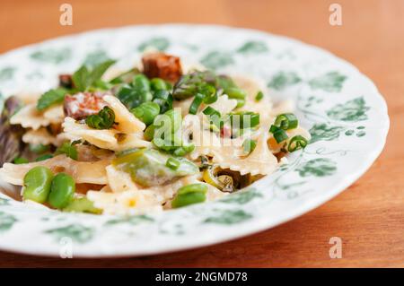 Frühling-Menü mit frischen Bohnen, grünem Spargel, Farfalle und würzigen Tofu Stücke. Stockfoto