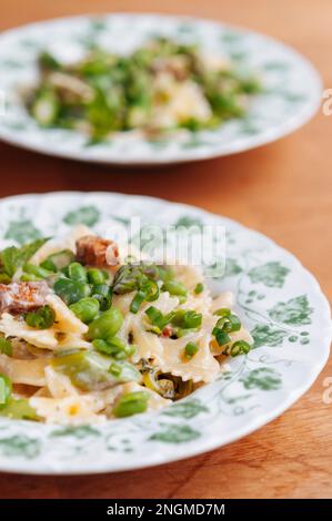 Frühling-Menü mit frischen Bohnen, grünem Spargel, Farfalle und würzigen Tofu Stücke. Stockfoto