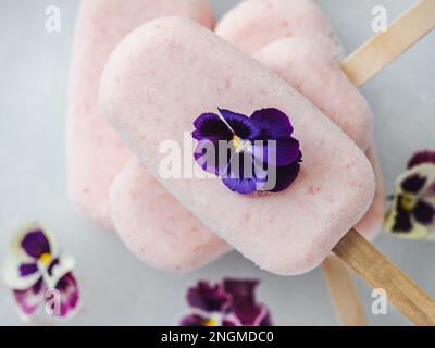 Hausgemachtes, helles Eis auf dem Tisch Stockfoto