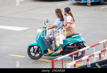 SAMUT PRAKAN, THAILAND, FEBRUAR 03 2023, zwei Frauen fahren auf der Straße mit dem Motorrad. Stockfoto