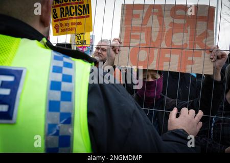 Rotherham, Großbritannien. 18. Februar 2023. Gegenprotestierende rufen die Menschen an, die in England wegen des englischen Protests vor dem Holiday Inn Hotel, das Flüchtlinge beherbergt. Vor dem Hotel wurde ein Protest gegen die Einwanderung organisiert, in dem Asylbewerber untergebracht waren, die auf die Bearbeitung der Anträge warteten. Ein Gegenprotest wurde auch von "Stand-Up-Rassismus" inszeniert. Kredit: Andy Barton/Alamy Live News Stockfoto