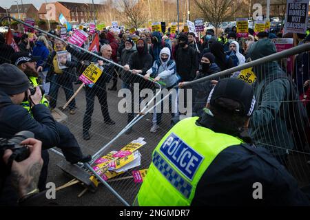 Rotherham, Großbritannien. 18. Februar 2023. Gegenprotestierende stoßen in England wegen des englischen Protestes vor dem Holiday Inn Hotel, das Flüchtlinge beherbergt, gegen die Polizei. Vor dem Hotel wurde ein Protest gegen die Einwanderung organisiert, in dem Asylbewerber untergebracht waren, die auf die Bearbeitung der Anträge warteten. Ein Gegenprotest wurde auch von "Stand-Up-Rassismus" inszeniert. Kredit: Andy Barton/Alamy Live News Stockfoto