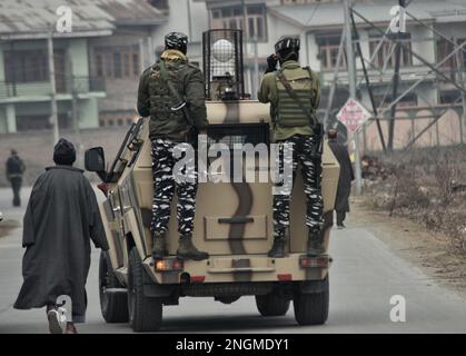 Srinagar, Indien. 16. Februar 2023. Cordon- und Suchoperation CASO gestartet von der indischen Armee, der Polizei von Jammu und Kaschmir und dem CRPF in Srinagar, Indien, am 16. Februar 2023. Nach dem Schuss wurden Schüsse laut den lokalen Medien gehört. Nicht identifizierte Terroristen schossen auf einen Regierungsangestellten in der Gegend von Bemina in Srinagar. Der Zivilist arbeitet in der Finanzabteilung der Regierung von Jammu und Kaschmir und überlebte den Angriff, als die Kugeln das Ziel verfehlten. (Foto: Mubashir Hassan/Pacific Press/Sipa USA) Guthaben: SIPA USA/Alamy Live News Stockfoto