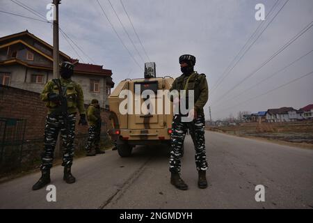 Srinagar, Indien. 16. Februar 2023. Cordon- und Suchoperation CASO gestartet von der indischen Armee, der Polizei von Jammu und Kaschmir und dem CRPF in Srinagar, Indien, am 16. Februar 2023. Nach dem Schuss wurden Schüsse laut den lokalen Medien gehört. Nicht identifizierte Terroristen schossen auf einen Regierungsangestellten in der Gegend von Bemina in Srinagar. Der Zivilist arbeitet in der Finanzabteilung der Regierung von Jammu und Kaschmir und überlebte den Angriff, als die Kugeln das Ziel verfehlten. (Foto: Mubashir Hassan/Pacific Press/Sipa USA) Guthaben: SIPA USA/Alamy Live News Stockfoto